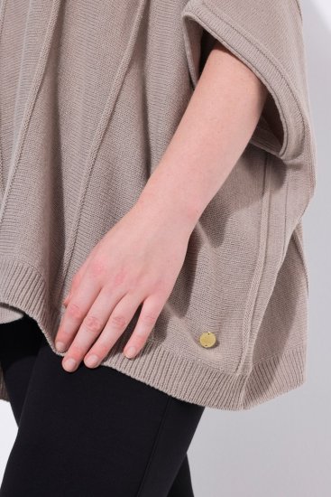 Ulla Popken 844996 Poncho reiat din merinos cu guler pe gât Maro deschis - Ponchouri și pelerine - 