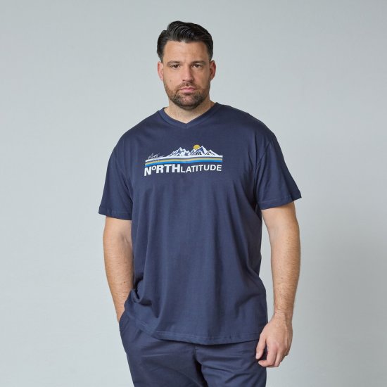 North Latitude Mountain T-Shirt V-Neck Albastru marin - Tricouri - Tricouri Bărbați Mărimi Mari