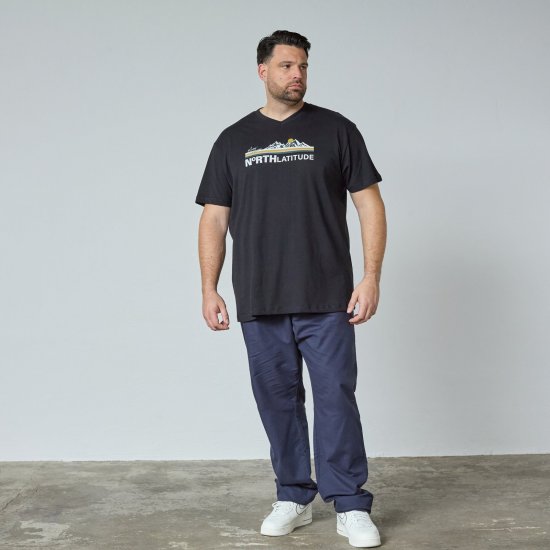 North Latitude Mountain T-Shirt V-Neck Negru - TALL T-shirts - Tricouri pentru Bărbați Înalți