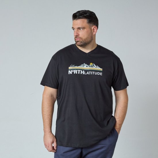 North Latitude Mountain T-Shirt V-Neck Negru - Tricouri - Tricouri Bărbați Mărimi Mari