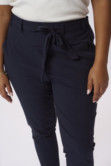 Kaffe Curve Jia Pantaloni cu curea Bleumarin miezul nopții - Blugi & Pantaloni pentru Femei Mărimi Mari – Plus Size - 